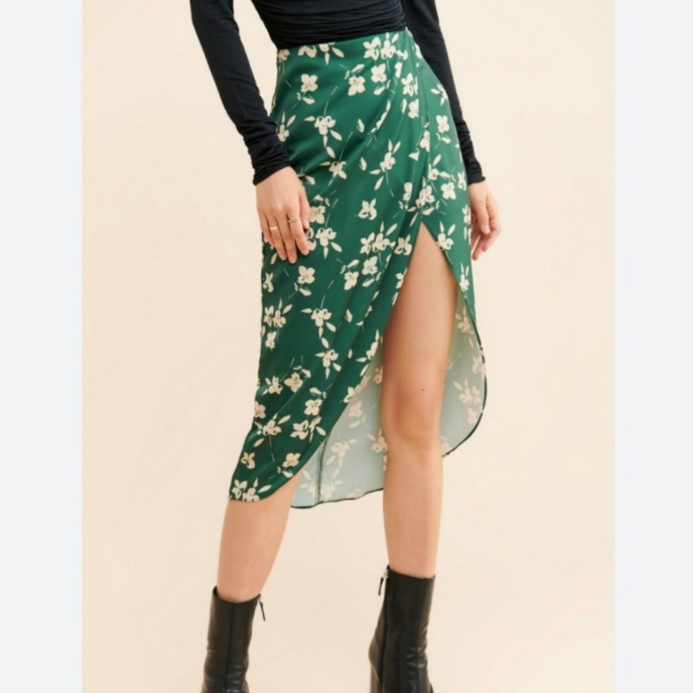 Urban outfitters XS green floral skirt